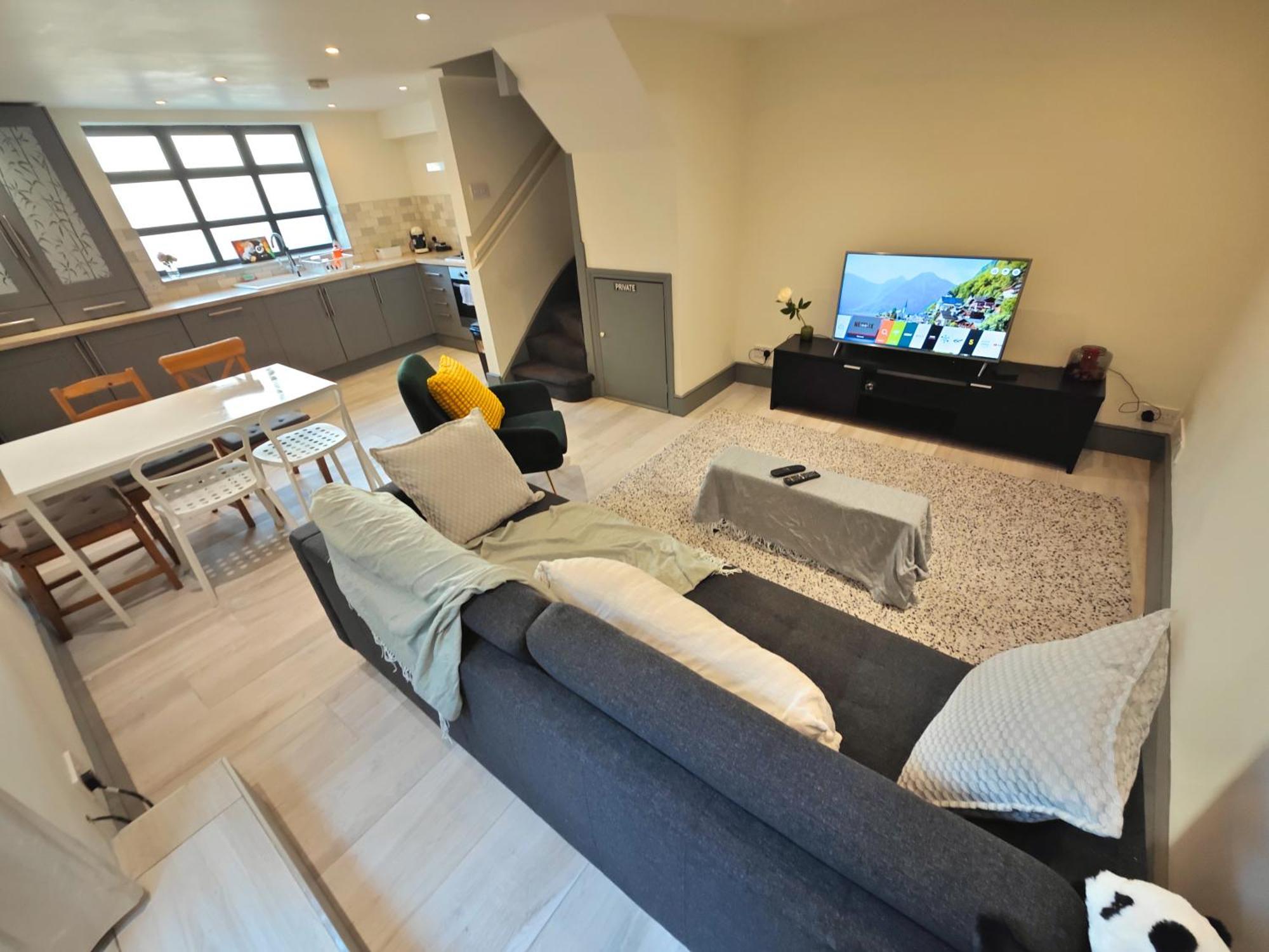 Bright 2 Bedroom Flat With Patio 10 Min To Camden Market Londen